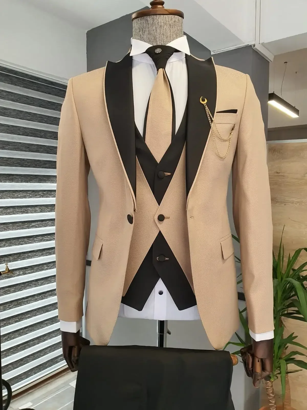 Slim Fit Blazer Men - Champagnekleurig jasje, zwarte broek, Engels herenpak,